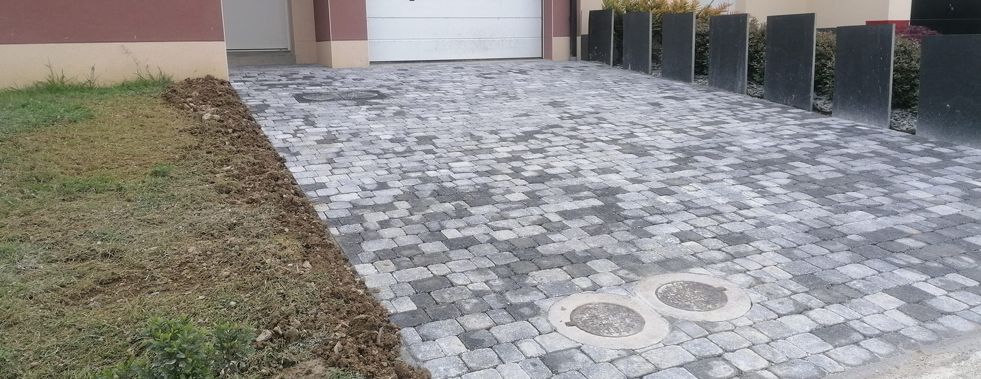 Aménagement extérieur en pavés gris