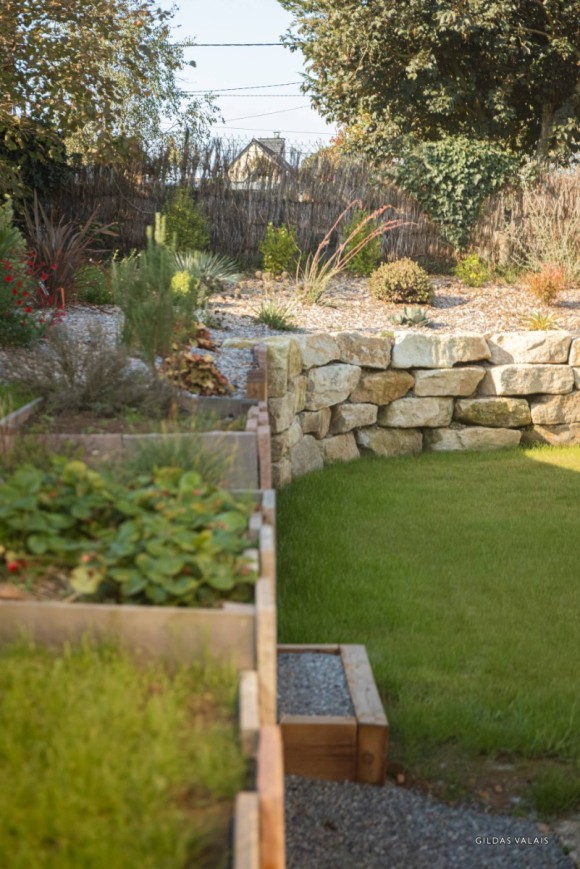 Am&eacute;nagements paysagers avec copeaux bois.jpg